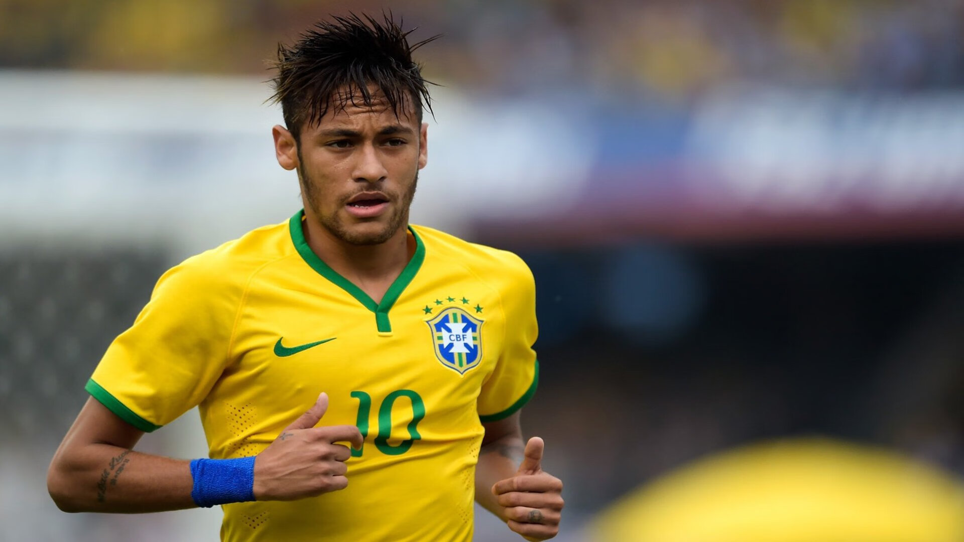 特色足球运动装备价格逐步降低，普及面扩大，国内足球装备品牌